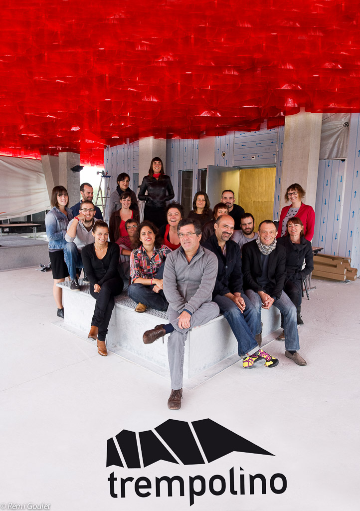 Equipe de Trempolino - La Fabrique, portrait de groupe sur la terrasse avant la fin des travaux.