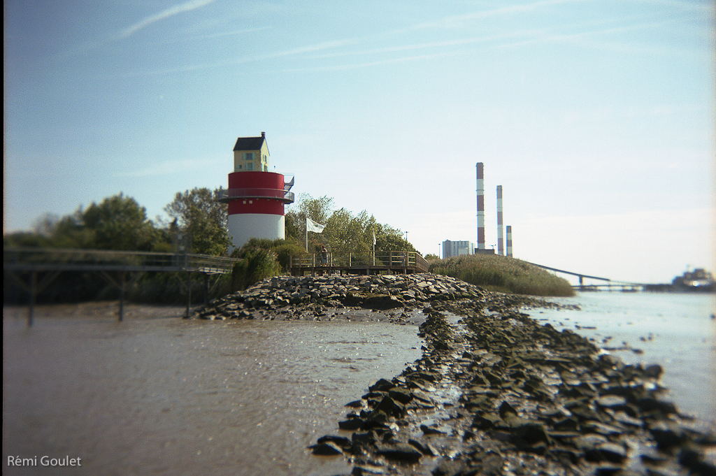 Maman en bord de Loire  //  Holga 120N