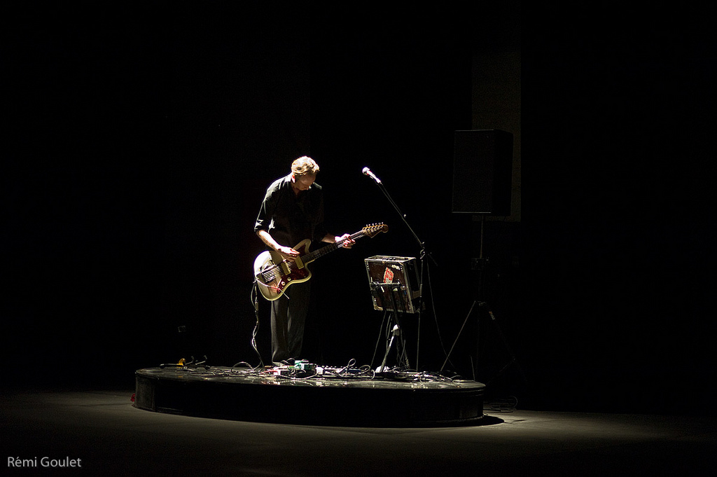 Olivier Mellano  //  dans Richard III par la Compagnie l'Unijambiste, au LiFE de Saint-Nazaire